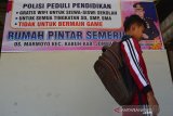 Siswa sekolah dasar berada di depan Rumah Pintar untuk belajar secara daring di Dusun Randurejo, Desa Marmoyo, Kecamatan Kabuh, Kabupaten Jombang, Jawa Timur, Kamis (6/8/2020). Rumah Pintar yang disediakan oleh Polri dan Pemerintah Desa setempat dengan dilengkapi jaringan internet melalui WiFi tersebut untuk mempermudah siswa belajar secara daring (dalam jaringan), karena wilayah itu sulit memperoleh akses jaringan internet. Antara Jatim/Syaiful Arif/zk