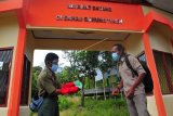 Petugas Balai Taman Nasional Kerinci Seblat (TNKS) melayani pengunjung (kanan) yang menyerahkan tiket masuk saat Simulasi Penerapan Protokol Kesehatan Masuk Danau Gunung Tujuh di Kerinci, Jambi, Rabu (5/8/2020). Kegiatan di gerbang masuk objek wisata Danau Gunung Tujuh yang menjadi bagian dalam kawasan TNKS tersebut bertujuan mempersiapkan diri jelang rencana dibukanya kembali beberapa objek wisata dalam kawasan TNKS yang telah ditutup akibat pandemi COVID-19. ANTARA FOTO/Wahdi Septiawan/foc.