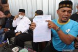 Ahmad Said memperlihatkan surat hasil pemeriksaan tes hasil laboratorium dari Rumah Sakit Bina Sehat, Jember, Jawa Timur, Jumat (7/8/2020). Warga tersebut mendesak manajemen Rumah Sakit Bina Sehat untuk menjelaskan kebenaran status COVID-19 pasien meninggal dunia bernama Rosidi (61) karena warga menilai ada kejanggalan dalam penentuan status pasien tersebut. Antara Jatim/Seno/zk