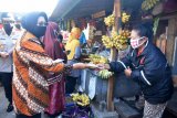 Wabup Sleman blusukan ke pasar tradisional bagikan masker gratis