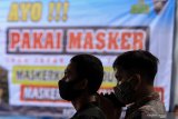  Warga memakai masker saat Launcing Jatim Bermasker di Balai Desa Pepelegi, Waru, Sidoarjo, Jawa Timur, Kamis (6/8/2020). Pemerintah Provinsi Jawa Timur terus berupaya untuk menekan penyebaran COVID-19 diantaranya dengan menerapkan protokol kesehatan, membagikan masker secara gratis dan menggelorakan gerakan 