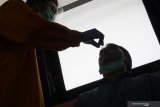 Petugas mengambil sampel lendir hidung dan tenggorokan dengan metode tes usap PCR (Polymerase Chain Reaction) ruang layanan Poli COVID di RSUD dr. Iskak, Tulungagung, Jawa Timur, Jumat (7/8/2020). Rumah sakit setempat melayani permintaan rapid test (tes cepat) maupun  swab test (tes usap) gratis kepada warganya yang membutuhkan keterangan sehat COVID-19 untuk keperluan pekerjaan, sekolah maupun acara bepergian ke luar kota/luar negeri. Antara Jatim/Destyan Sujarwoko/zk.