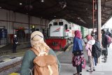 Calon penumpang menunggu kedatangan Kereta Api (KA) Sri Tanjung jurusan Yogyakarta-Banyuwangi Jawa Timur di Stasiun KA Madiun, Jawa Timur, Jumat (7/8/2020). Selama masa pandemi COVID-19 PT KAI Daerah Operasi (Daop) 7 Madiun mencatat terjadi lonjakan jumlah penumpang yang naik dan turun di seluruh stasiun di daerah itu hingga 94 persen selama Juli 2020 sebanyak 108.490 penumpang dibandingkan Juni 55.944 penumpang. Antara Jatim/Siswowidodo/zk