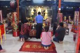 Umat Budha melakukan ibadah sembahyang saat memperingati Dewi Kwan Im mencapai kesempurnaan di Vihara Avalokitesvara, Pamekasan, Jawa Timur, Jumat (7/8/2020). Panitia Pelaksana perayaan Dewi Kwan Im, mengaku  kehadiran umat Budha untuk melaksanakan ibadah di Vihara itu, menurun derastis dibanding perayaan sebelumnya yang mencapai hingga 500 orang, karena Pandemi COVID-19. Antara Jatim/Saiful Bahri/zk