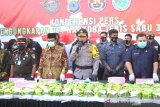 Kapolda Kalsel Irjen Pol Nico Afinta (tengah) didampingi Gubernur Kalsel Sahbirin Noor (dua kiri) memaparkan penangkapan para penyelundup 300 kilogram sabu saat rilis ungkap kasus tindak pidana narkoba di Mapolda Kalsel di Banjarmasin, Kalimantan Selatan, Jumat (7/8/2020). Jajaran Polda Kalsel bersama Satuan Tugas Khusus Merah Putih Mabes Polri dan Direktorat Reserse Narkoba Polda Metro Jaya menangkap empat orang tersangka jaringan Internasional beserta barang bukti seberat kurang lebih 300 kilogram sabu-sabu. Foto Antaranews Kalsel/Bayu Pratama S.