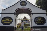 Juru Kunci Situs Jambansari Nandang Sembada berada di makam Bupati Ciamis ke-16 Raden Adipati Aria Kusumadiningrat di Kawasan Situs Jambansari, Kabupaten Ciamis, Jawa Barat, Jumat (7/8/2020). Kementerian PUPR merevitalisasi Situs Jambansari dan Museum Galuh Pakuan dengan anggaran sebesar Rp9 miliar yang nantinya akan menjadi destinasi wisata unggulan, penyaluran kreatifitas seni, edukasi budaya dan sejarah peninggalan Kerajaan Galuh. ANTARA JABAR/Adeng Bustomi/agr