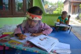 Siswa kelas 1 SDN Sumberaji 2, mengikuti pembelajaran tatap muka di Dusun Ngapus, Desa Sumberaji, Kecamatan Kabuh, Kabupaten Jombang, Jawa Timur, Sabtu (8/8/2020). Karena sulitnya akses jaringan internet untuk belajar daring, pihak sekolah setempat berinisiatif mendatangi siswa kelas 1 dan 2 untuk mendapatkan pelajaran secara tatap muka dengan tetap menerapkan protokol kesehatan. Antara Jatim/Syaiful Arif/zk.