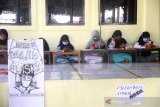 Sejumlah pelajar dari berbagai jenjang sekolah mengikuti proses belajar mengajar dalam jaringan (daring) menggunakan fasilitas WiFi gratis di Masjid Al Muhajirin, Banjarmasin, Kalimantan Selatan, Sabtu (8/8/2020). Pengurus Masjid Al Muhajirin menyediakan fasilitas akses internet melalui WiFi secara gratis bagi pelajar yang kesulitan biaya untuk mengikuti belajar mengajar secara daring selama masa pandemi COVID-19. Foto Antaranews Kalsel/Bayu Pratama S.