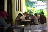 Sejumlah pelajar dari berbagai jenjang sekolah mengikuti proses belajar mengajar dalam jaringan (daring) menggunakan fasilitas WiFi gratis di Masjid Al Muhajirin, Banjarmasin, Kalimantan Selatan, Sabtu (8/8/2020). Pengurus Masjid Al Muhajirin menyediakan fasilitas akses internet melalui WiFi secara gratis bagi pelajar yang kesulitan biaya untuk mengikuti belajar mengajar secara daring selama masa pandemi COVID-19. Foto Antaranews Kalsel/Bayu Pratama S.