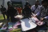 Polisi barang bukti saat ungkap kasus  peredaran narkotika di Polrestabes Surabaya, Jawa Timur, Jumat (7/8/2020). Satresnarkoba Polrestabes Surabaya menangkap enam tersangka  atas kasus dugaan mengedarkan narkotika dan mengamankan sejumlah barang bukti diantaranya sabu seberat tiga kilogram. Antara Foto/Didik/Zk