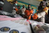 Polisi menunjukkan tersangka dan sejumlah barang bukti saat ungkap kasus pembuatan dokumen palsu di Polres Pelabuhan Tanjung Perak Surabaya, Jawa Timur, Jumat (7/8/2020). Polres Pelabuhan Tanjung Perak Surabaya menangkap tersangka B R (29) atas kasus dugaan membuat dokumen palsu sesuai pesanan dari pemesannya dan mengamankan sejumlah barang bukti beberapa diantaranya sejumlah SIM palsu, KTP palsu, ijazah palsu, satu unit komputer serta alat cetak (printer). Antara Jatim/Didik/Zk