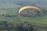 Atlet paralayang melakukan latihan di kawasan Gunung Gede Tatung, Kabupaten Ponorogo, Jawa Timur, Sabtu (8/8/2020). Sebanyak 20 atlet paralayang dari Ponorogo, Madiun, Pacitan dan Blitar Jawa Timur mulai melakukan latihan kembali setelah sekitar empat bulan tak melakukan kegiatan akibat pandemi COVID-19. Antara Jatim/Siswowidodo/zk.