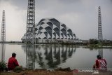 Warga memancing di embung proyek pembangunan Masjid Al Jabbar di Gedebage, Bandung, Jawa Barat, Sabtu (8/8/2020). Akibat terpengaruh refocussing anggaran untuk penanganan COVID-19, pembangunan Masjid terapung pertama di Jawa Barat yang ditargetkan rampung pada akhir 2020 tersebut dipastikan molor hingga 2021 mendatang. ANTARA JABAR/Raisan Al Farisi/agr