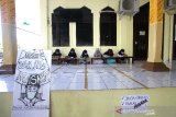 Sejumlah pelajar dari berbagai jenjang sekolah mengikuti proses belajar mengajar dalam jaringan (daring) menggunakan fasilitas WiFi gratis di Masjid Al Muhajirin, Banjarmasin, Kalimantan Selatan, Sabtu (8/8/2020). Pengurus Masjid Al Muhajirin menyediakan fasilitas akses internet melalui WiFi secara gratis bagi pelajar yang kesulitan biaya untuk mengikuti belajar mengajar secara daring selama masa pandemi COVID-19. Foto Antaranews Kalsel/Bayu Pratama S.