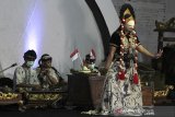 Penari Aerli Rasinah mementaskan tari Topeng Panji di sanggar Mimi Rasinah, Indramayu, Jawa Barat, Sabtu (08/08/2020) malam. Pemda Indramayu mengeluarkan izin kegiatan acara kesenian, hajatan dan kegiatan seni lain dengan mengedepankan protokol kesehatan agar membangkitkan kembali perekonomian seniman yang terpuruk akibat pandemi COVID-19. ANTARA JABAR/Dedhez Anggara/agr