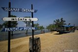 Pengunjung menikmati suasana saat berwisata di Pantai Gua Petapa, Sukolilo, Bangkalan, Jawa Timur, Sabtu (8/8/2020). Obyek wisata yang menyuguhkan pemandangan pantai dan gua di Kabupaten Bangkalan tersebut mulai ramai dikunjungi wisatawan saat akhir pekan di tengah pandemi COVID-19. Antara Jatim/Moch Asim/zk.