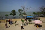 Pengunjung menikmati suasana saat berwisata di Pantai Gua Petapa, Sukolilo, Bangkalan, Jawa Timur, Sabtu (8/8/2020). Obyek wisata yang menyuguhkan pemandangan pantai dan gua di Kabupaten Bangkalan tersebut mulai ramai dikunjungi wisatawan saat akhir pekan di tengah pandemi COVID-19. Antara Jatim/Moch Asim/zk.