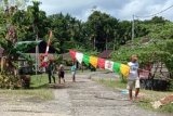 Warga kepulauan Yapen pasang umbul-umbul Merah Putih sambut HUT RI