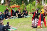 Masyarakat Osing menari bersama pada peringatan Hari Internasional Masyarakat Adat Sedunia (HIMAS) di Sawah Art Space Desa Adat Kemiren, Banyuwangi, Jawa Timur, Minggu (9/8/2020). Peringatan HIMAS pada masa Pandemi COVID-19 ini, digelar masyarakat suku Osing di area persawahan dengan mengangkat tema 