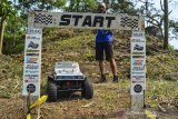 Peserta memainkan mobil offroad remote control pada ajang Kejurda RC Adventure Jabar Seri II Tasikmalaya, di Rumah Botram Saung Leuweng, Indihiang, Kota Tasikmalaya, Jawa Barat, Minggu (9/8/2020). Kejuaraan RC tersebut diikuti 43 peserta dari daerah Tasikmalaya, Bandung dan Garut dengan mengadopsi aturan layaknya kejuaraan mobil offroad aslinya. ANTARA JABAR/Adeng Bustomi/agr