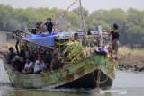 Nelayan mengikuti prosesi larung sesaji saat tradisi Nadran nelayan rajungan di Karangsong, Indramayu, Jawa Barat, Minggu (9/8/2020). Nadran (pesta laut) nelayan rajungan merupakan ungkapan rasa syukur nelayan atas hasil tangkapan rajungan dan keselamatan ketika melaut dengan membuang ke tengah laut kepala kerbau sebagai sesaji. ANTARA JABAR/Dedhez Anggara/agr