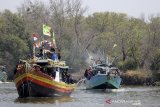 Nelayan mengikuti prosesi larung sesaji saat tradisi Nadran nelayan rajungan di Karangsong, Indramayu, Jawa Barat, Minggu (9/8/2020). Nadran (pesta laut) nelayan rajungan merupakan ungkapan rasa syukur nelayan atas hasil tangkapan rajungan dan keselamatan ketika melaut dengan membuang ke tengah laut kepala kerbau sebagai sesaji. ANTARA JABAR/Dedhez Anggara/agr