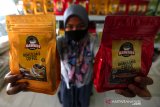 Pelaku usaha mikro kecil menengah (UMKM) memperlihatkan kopi arabika dan robusta gayo yang telah dikemas untuk dijual secara daring (online) di Banda Aceh, Aceh, Minggu (9/8/2020). Selain memasarkan produk dengan cara tatap muka, para pelaku UMKM juga menjual berbagai hasil usaha dengan cara online sebagai salah satu upaya mencegah penularan COVID-19. Antara Aceh/Irwansyah Putra.