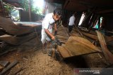 Pekerja menyelesaikan pembuatan jukung (perahu) tradisional di Desa Pulau Sewangi, Kabupaten Barito Kuala, Kalimantan Selatan, Senin (10/8/2020). Desa Pulau Sewangi merupakan sentra pembuat jukung tradisional yang ada sejak puluhan tahun silam, satu jukung tersebut di jual seharga Rp3 juta hingga Rp35 juta tergantung ukuran, bahan dan lebarnya. Foto Antaranews Kalsel/Bayu Pratama S.