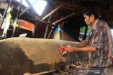 Pekerja menyelesaikan pembuatan jukung (perahu) tradisional di Desa Pulau Sewangi, Kabupaten Barito Kuala, Kalimantan Selatan, Senin (10/8/2020). Desa Pulau Sewangi merupakan sentra pembuat jukung tradisional yang ada sejak puluhan tahun silam, satu jukung tersebut di jual seharga Rp3 juta hingga Rp35 juta tergantung ukuran, bahan dan lebarnya. Foto Antaranews Kalsel/Bayu Pratama S.