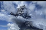 Gunung Sinabung menyemburkan material vulkanik saat erupsi di Karo, Sumatera Utara, Senin (10/8/2020). Gunung Sinabung erupsi dengan tinggi kolom 5.000 meter di atas puncak atau sekitar 7.460 meter di atas permukaan laut. ANTARA FOTO/Sastrawan Ginting/nym.