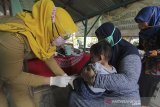 Kader Pos Pelayanan Terpadu (Posyandu) memberikan vaksin imunisasi kepada balita di Posyandu Kunir, desa Sukaurip, Balongan, Indramayu, Jawa Barat, Senin (10/8/2020). Pemerintah mulai mengaktifkan posyandu desa yang sempat terhenti sejak pandemi COVID-19 dengan memperketat protokol kesehatan dan menyesuaikan kondisi adaptasi kebiasaan baru. ANTARA JABAR/Dedhez Anggara/agr