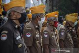 Sejumlah Veteran mengikuti upacara peringatan Hari Veteran Nasional di Gedung LVRI, Bandung, Jawa Barat, Senin (10/8/2020). Pada Hari Veteran Nasional 2020, Pemerintah Provinsi Jawa Barat siap mendukung inventarisasi tanah veteran yang berada di seluruh Jawa Barat. ANTARA JABAR/Raisan Al Farisi/agr