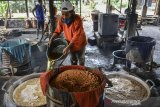 Pekerja membuat makanan tradisional khas ciamis Abon Kelapa 