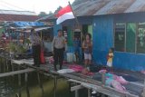 Polresta Jayapura bagi bendera Merah Putih ke warga semarakkan HUT RI