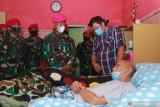 Komandan Korps Marinir (Dankormar) Mayor Jenderal TNI (Mar) Suhartono (ketiga kiri) menjenguk Pelda KKO (Purn) Everthad Julius Ven Kandoua di kediamannya di Muncar, Banyuwangi, Jawa Timur, Selasa (11/8/2020). Kunjungan Dankormar tersebut, untuk menjenguk veteran yang telah berjasa pada peristiwa pengangkatan jenazah pahlawan revolusi dari lubang buaya yang saat ini sedang sakit. Antara Jatim/Budi Candra Setya/zk