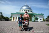 Warga menggunakan kereta dorong membawa bayinya untuk dilakukan imunisasi saat menuju Posyandu Cempaka, di Banda Aceh, Aceh, Selasa (11/8/2020). Kementerian Kesehatan dan Ikatan Dokter Indonesia (IDI) menyarankan orang tua untuk tetap mengimunisasi anaknya secara lengkap sesuai dengan usia anak di tengah pandemi COVID-19 guna mencegah berbagai pernyakit dengan menerapkan panduan protokol kesehatan. Antara Aceh/Ampelsa.