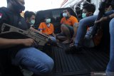 Polisi menunjukkan sejumlah tersangka saat ungkap kasus peredaran narkotika di Polrestabes Surabaya, Jawa Timur, Senin (10/8/2020). Satresnarkoba Polrestabes Surabaya menangkap empat tersangka berinisial A A (23), V V (20), J R (23) dan D M (27) atas kasus dugaan mengedarkan narkotika, namun polisi melakukan tindakan tegas terhadap tersangka V E (tewas) yang melawan saat ditangkap. Dalam kasus ini polisi mengamankan sejumlah barang bukti beberapa diantaranya sabu seberat 2 kilogram dan satu senjata api rakitan model 'Revolver'. Antara Jatim/Didik/Zk