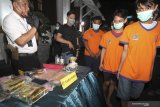 Polisi menunjukkan barang bukti dan tersangka saat ungkap kasus peredaran narkotika di Polrestabes Surabaya, Jawa Timur, Senin (10/8/2020). Satresnarkoba Polrestabes Surabaya menangkap empat tersangka berinisial A A (23), V V (20), J R (23) dan D M (27) atas kasus dugaan mengedarkan narkotika, namun polisi melakukan tindakan tegas terhadap tersangka V E (tewas) yang melawan saat ditangkap. Dalam kasus ini polisi mengamankan sejumlah barang bukti beberapa diantaranya sabu seberat 2 kilogram dan satu senjata api rakitan model 'Revolver'. Antara Jatim/Didik/Zk