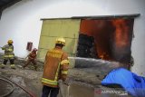 Petugas pemadam kebakaran berusaha memadamkan api yang membakar salah satu gudang pabrik kapas di Cipadung, Bandung, Jawa Barat, Selasa (11/8/2020). Petugas menyatakan kebakaran tersebut diduga korsleting listrik di salah satu gudang penyimpanan kapas. ANTARA JABAR/Raisan Al Farisi/agr
