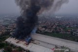 Foto udarar salah satu gudang pabrik kapas yang terbakar di Cipadung, Bandung, Jawa Barat, Selasa (11/8/2020). Petugas menyatakan kebakaran tersebut diduga korsleting listrik di salah satu gudang penyimpanan kapas. ANTARA JABAR/Raisan Al Farisi/agr