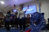 Sejumlah penyanyi membawakan lagu mars dalam peringatan Hari Ulang Tahun (HUT) Arema sesaat sebelum Sidang Paripurna di Gedung DPRD Malang, Jawa Timur, Selasa (11/8/2020). HUT Arema yang diperingati setiap tanggal 11 Agustus tersebut dilakukan secara sederhana karena adanya larangan konvoi suporter guna pencegahan COVID-19. Antara Jatim/Ari Bowo Sucipto/zk