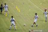 Sejumlah Pesepak bola Persib Bandung menyelesaikan porsi latihan di Stadion GBLA, Bandung, Jawa Barat, Selasa (11/8/2020). Tim Persib Bandung yang dilatih Robert Rene Alberts kembali menggelar latihan untuk mengembalikan stamina dan kerjasama tim sebagai persiapan kompetisi liga Indonesia jika dimulai kembali usai berhenti akibat pandemi COVID-19. ANTARA JABAR/Novrian Arbi/agr