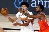 Cameron Johnson (23) dari Phoenix Suns ditempel oleh Terrance Ferguson dari Oklahoma City Thunder dalam laga kedua tim di Lake Buena Vista, Florida, AS, pada 10 Agustus 2020.  (REUTERS/USA TODAY Sports/Mike Ehrmann)