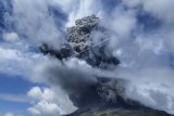 Gunung Sinabung menyemburkan material vulkanik saat erupsi di Karo, Sumatera Utara, Senin (10/8/2020). Gunung Sinabung erupsi dengan tinggi kolom 5.000 meter di atas puncak atau sekitar 7.460 meter di atas permukaan laut. ANTARA FOTO/Sastrawan Ginting/Lmo/pras.