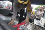 Polisi menempelkan stiker jaga jarak di angkutan kota (angkot) di Polres Pelabuhan Tanjung Perak Surabaya, Jawa Timur, Rabu (12/8/2020). Polres Pelabuhan Tanjung Perak Surabaya bersama instansi terkait melakukan penempelan stiker imbauan berbunyi 'Memakai Masker, Menjaga Jarak, Mencuci Tangan', penempelan tanda jaga jarak dan memasang botol berisi 'hand sanitazer' di angkot-angkot sebagai upaya penerapan protokol kesehatan pencegahan penularan COVID-19. Antara Jatim/Didik/Zk