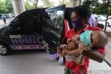 Warga tiba di rumah sakit menggunakan layanan antar jemput Home Care RSUD Gambiran di Kota Kediri, Jawa Timur, Rabu (12/8/2020). Inovasi layanan publik selama 24 jam yang terintegrasi dengan sejumlah organisasi pemerintah tersebut memungkinkan masyarakat kurang mampu bisa mendapatkan layanan kesehatan dan sosial secara gratis dimulai dari rumah. Antara Jatim/Prasetia Fauzani/zk.