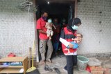 Petugas layanan Home Care RSUD Gambiran menjemput bayi yang mengalami kelainan kesehatan untuk dibawa ke rumah sakit di Kota Kediri, Jawa Timur, Rabu (12/8/2020). Inovasi layanan publik selama 24 jam yang terintegrasi dengan sejumlah organisasi pemerintah tersebut memungkinkan masyarakat kurang mampu bisa mendapatkan layanan kesehatan dan sosial secara gratis dimulai dari rumah. Antara Jatim/Prasetia Fauzani/zk.