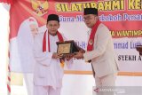 Gubernur Jawa Barat Ridwan Kamil (kanan) memberikan cinderamata kepada Anggota Dewan Pertimbangan Presiden (Wantimpres) Habib Luthfi (kiri) saat silahturahmi Kebhinekaan di Vihara Dharma Rahayu, Indramayu, Jawa Barat, Rabu (12/8/2020). Silahturahmi Kebhinekaan oleh watimpres, Gubernur, TNI dan Polri di Vihara, Gereja dan Masjid di Indramayu itu untuk memperkokoh persatuan dan kesatuan bangsa mempererat NKRI antar umat beragama ditengah pandemi COVID-19. ANTARA JABAR/Dedhez Anggara/agr