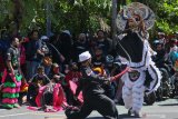 Warga dari Aliansi Pekerja Seni Surabaya menampilkan kesenian 'Barongan' saat berunjuk rasa di Surabaya, Jawa Timur, Rabu (12/8/2020). Massa aksi mendesak Pemkot Surabaya memberikan izin digelarnya kegiatan acara kesenian, hajatan maupun kegiatan lainnya agar mereka dapat kembali menjalankan profesinya. Antara Jatim/Didik/Zk