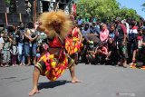 Warga dari Aliansi Pekerja Seni Surabaya menampilkan kesenian 'Bujang Ganong' saat berunjuk rasa di Surabaya, Jawa Timur, Rabu (12/8/2020). Massa aksi mendesak Pemkot Surabaya memberikan izin digelarnya kegiatan acara kesenian, hajatan maupun kegiatan lainnya agar mereka dapat kembali menjalankan profesinya. Antara Jatim/Didik/Zk